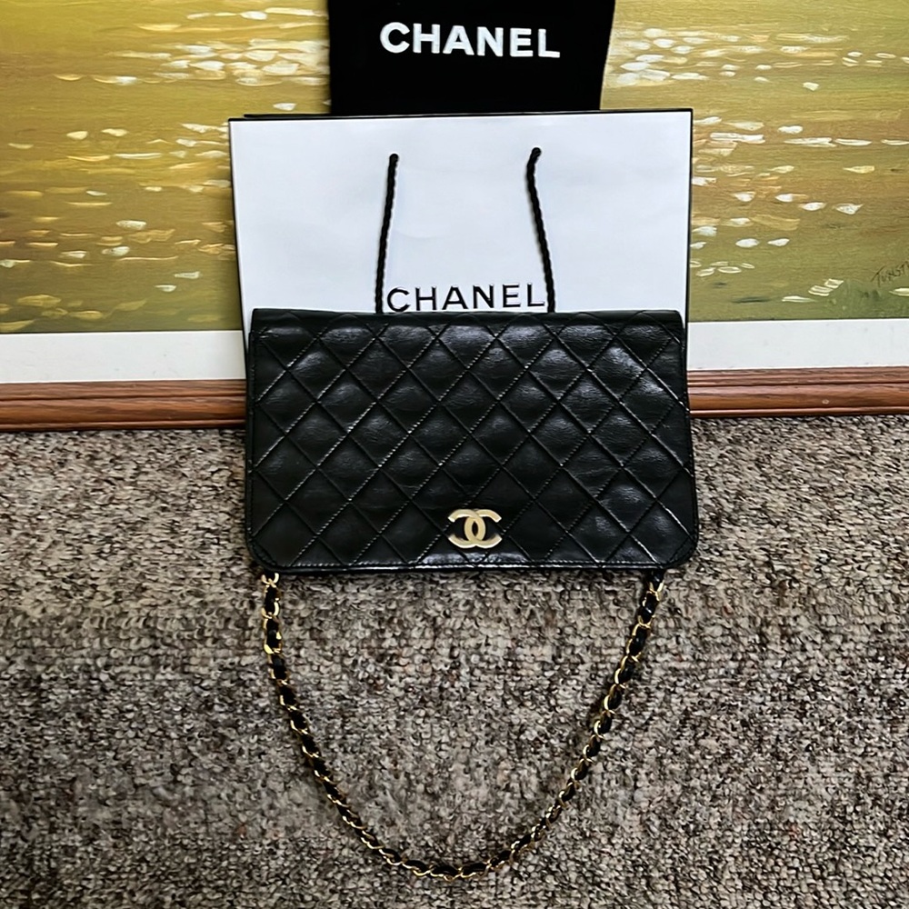 Chanel Lambskin shoulder bag in excellent preowned condition. L9”xH5.5”xD1.5”